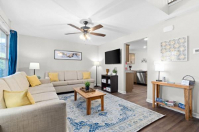Darling in Downtown Clarksville-- mins to downtown!
